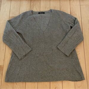 Olivaceous v-neck ribbed knit sweater in a heathered gray size M